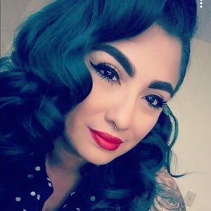 Meet your Posher, Cassandra